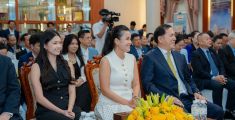 ខ្ញុំបាទ គីម ហ៊ាង និងភរិយា គង់ សំណាង មានក្តីរីករាយ និងរាក់ទាក់ជានិច្ច 